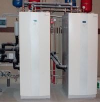 Pompy ciepła w domu w okolicach Hrubieszowa (po prawej stronie pompa ciepła DHP-C, która zasila ogrzewanie płaszczyznowe z możliwością klimatyzacji)