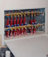 Inwestycja 2 – jedna z dwóch szafek z rozdzielaczami na parterze. Sześć obwodów obsługuje ogrzewanie podłogowe, natomiast dwa grzejniki w łazienkach