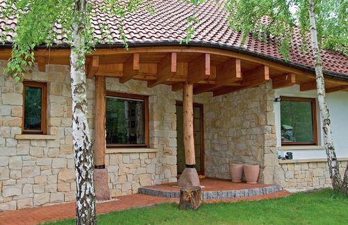 Wyjście do rozległego ogrodu znajduje się po północnej stronie domu