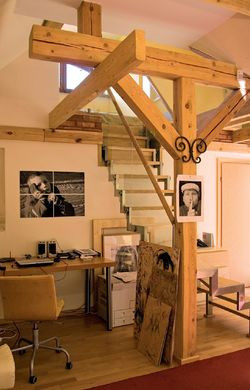 W pracowni znajduje się wejście na galeryjkę, z której można obserwować okolicę