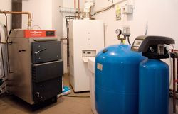 Dom w Miękini może być ogrzewany za pomocą dwóch kotłów &#8211; na gaz płynny (biały) lub na drewno (szary).