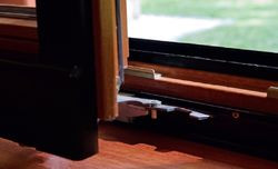 Okna są wykonane są w tzw. technologii lamelowania, polegającej na łączeniu pod ciśnieniem różnie zorientowanych słojami warstw drewna