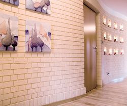 Ceglane, lekko pofałdowane ściany korytarza