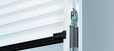 W bocznym kanale bramy RollMatic prowadzone są podw&oacute;jne sprężyny naciągowe, kt&oacute;re utrzymują ciężar aluminiowych segment&oacute;w