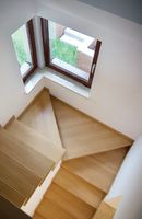 Klatka schodowa jest jasna i przestronna