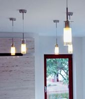 W pomieszczeniach parteru architekt zaplanował wiele punktów świetlnych