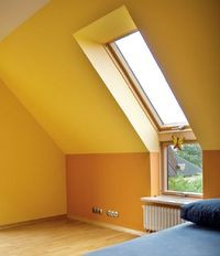 Kolory pomieszczeń na poddaszu są intensywne, ale właśnie takie podobały się córkom i żonie Jarosława Milewskiego