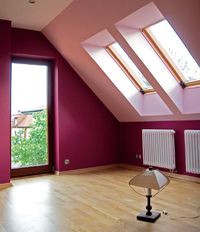 Kolory pomieszczeń na poddaszu są intensywne, ale właśnie takie podobały się córkom i żonie Jarosława Milewskiego