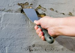 Usunąć stare wapno, łuszczącą się powłokę, do uzyskania twardego podłoża