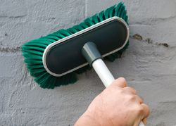 Umyć elewację wodą, używając szczotki