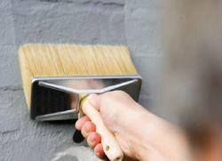 Po utwardzeniu szpachl&oacute;wki elewację zagruntować Fl&uuml;gger Facade grunt