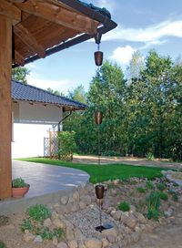 Wodę z dachu w ogrodzie odprowadza malowniczy łańcuchy