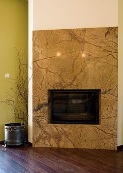 Kominek w salonie jest znakomicie wkomponowany w wystrój wnętrza i tworzy ciepły, przytulny klimat