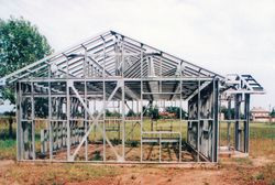 Lekką konstrukcję szkieletową charakteryzuje zwykle dobra izolacyjność ale znikoma zdolność do akumulacji ciepła