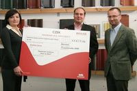 Ewelina Litera, jedna z pierwszych laureatek konkursu „Kasa na dach”, pan Mirosław Pukowski sprzedawca, który doradził udział w konkursie oraz Dariusz Smolis, product manager Braas.