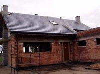 Pan Robert wybrał dachówkę Tegalit w szarym kolorze, ponieważ jej płaski profil oraz nowoczesny i elegancki charakter najlepiej będzie pasował do charakteru budowanego przez niego domu.