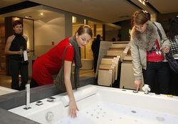 Podobnie jak w Krakowie we Wrocławiu można zobaczyć aranżacje realnych łazienek, setki płytek podłogowych, centrum Spa i aranżacje wnętrz