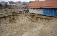 Głęboki wannowy wykop wykonany w celu ułożenia kolektora płaskiego