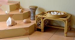 Pomieszczenie rekreacyjne ozdabiają pamiątki z egzotycznych rejsów