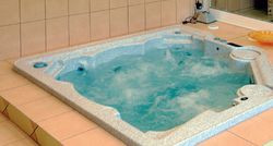 W pomieszczeniu rekreacyjnym znajduje się jacuzzi