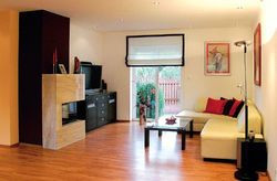 W salonie znajduje się kominek o mocy grzewczej 15 kW, który jest dodatkowym źródłem ciepła w domu