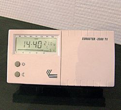 Programator Euroster ustawiony jest na jednej z szafek w salonie. Dzięki niemu można zmieniać nastawy pompy ciepła