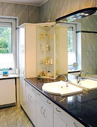 W łazience dominują: szkło, lustra i błyszczące powierzchnie