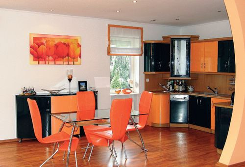 W kuchni i jadalni znajduje się dużo elementów ze szkła i stali