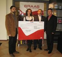 Magdalena Hamera wraz ze sprzedawcą Marcinem Majcherem, przedstawicielem handlowym Braas Grzegorzem Łyczkowskim oraz właścicielem „Lebud-bis” Leszkiem Prostakiem.