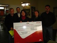 Państwo Frankiewicz wraz z Krzysztofem Barejką przedstawicielem handlowym Braas, współwłaścicielką firmy „Zamek” Jolantą Namysłowską oraz sprzedawcą Grzegorzem Włodarczykiem