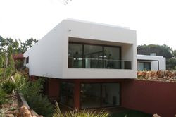 Fasada budynku mieszkalnego na przedmieściach Lisbony (Portugalia) wykonana z DuPont&trade; Corian&reg;. Projekt: Duarte Pinto Coel (zdjęcie: Duarte Pinto Coelho)