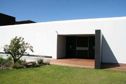 Fasada budynku mieszkalnego na przedmieściach Lisbony (Portugalia) wykonana z DuPont&trade; Corian&reg;. Projekt: Duarte Pinto Coel (zdjęcie: Duarte Pinto Coelho)