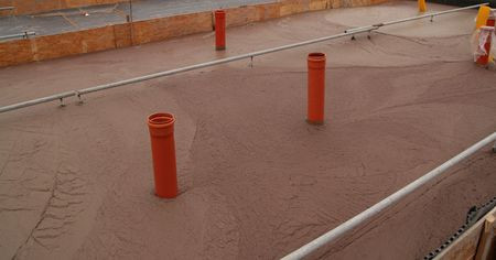 Płyta fundamentowa pod dom Lumina wykonana została z tzw. &bdquo;spienionego betonu&quot;, czyli innowacyjnego systemu o nazwie CemokrzemPor.