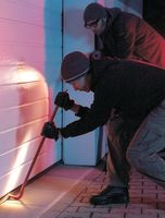 Podczas zamykania brama automatycznie się rygluje w prowadnicy, co dobrze zabezpiecza przed jej podważeniem.