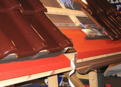 Okap jest jednym z trudniejszych elementów dachu ponieważ decyduje w dużym stopniu o jego wyglądzie, sprawności odprowadzania wody oraz skuteczności działania wentylacji pokrycia