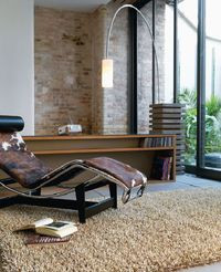 Ściany i podłoga w salonie