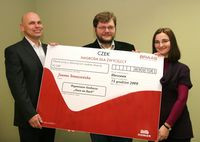 Państwo Joanna i Grzegorz Tomaszewscy z Wrocławia wraz z Markiem Pełyńskim, doradcą handlowym Braas w trakcie wręczenia nagrody w siedzibie firmy &bdquo;Budinpol Sp. z o.o.&rdquo;