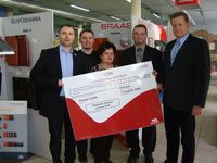 Państwo Nahlik z Żor wraz z Dariuszem Lepiarczykiem, doradcą handlowym Braas, sprzedawcą Piotrem Fusikiem oraz Arkadiuszem Zieburą v-ce prezesem zarządu firmy &bdquo;C.Z.B Hadex&rdquo; z Jastrzębiu Zdroju