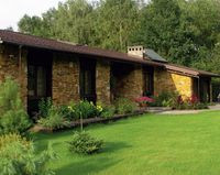 Budynek odsunięto od drogi o 30 m, sytuując go &bdquo;gospodarczym&rdquo; skrzydłem w stronę lasu