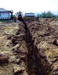 Prace ziemne związane z ułożeniem kolektora poziomego wymagają zastosowania ciężkiego sprzętu