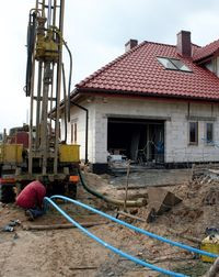 Wykonywanie pionowych sond glikolowych, kt&oacute;re stanowią dolne źr&oacute;dło pompy ciepła