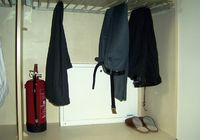 Szafkę rozdzielaczową można ukryć np. w garderobie