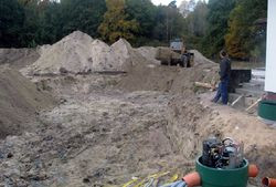 Kolektor poziomy składający się z 9 pętli jest zakopywany poniżej strefy przemarzania gruntu czyli na głębokości średnio ok. 1,5 m