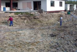 Kolektor poziomy składający się z 9 pętli jest zakopywany poniżej strefy przemarzania gruntu czyli na głębokości średnio ok. 1,5 m