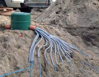 Pompa posadowiona jest na zewnątrz budynku.