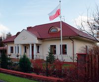Przed domem w Głoskowie Letnisku stoi maszt, na którym dumnie łopoczą nasze narodowe barwy
