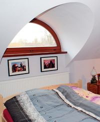 Wnętrze jednego z pokoi na poddaszu