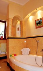 Dno wanny w łazience na parterze leży na tym samym poziomie co podłoga