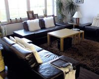 W większości wnętrz ściany są zupełnie białe, a meble w kolorze brązu