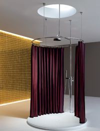 Nietypowa dekoracja w centrum salonu kąpielowego – zamiast żyrandola spektakularny natrysk